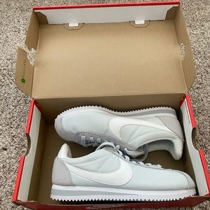 NIKE WOMENS SIZE 7 CLASSIC CORTEZ NYLON
